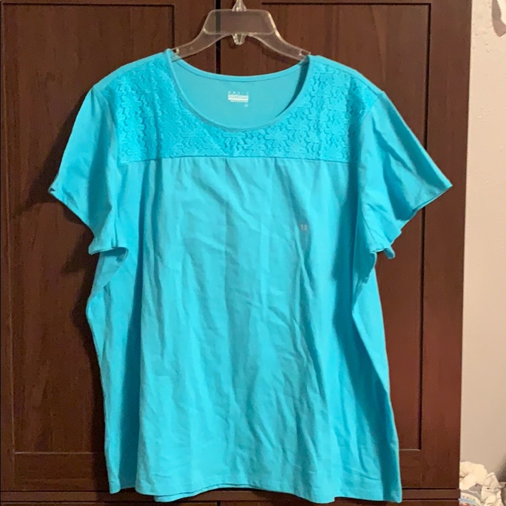 Ladies short sleeve top.